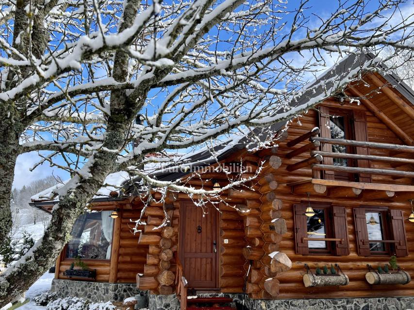 Kupjak - casa di legno con quattro edifici