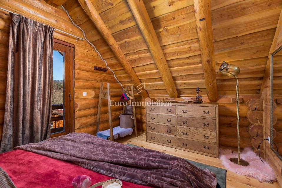 Kupjak - casa di legno con quattro edifici