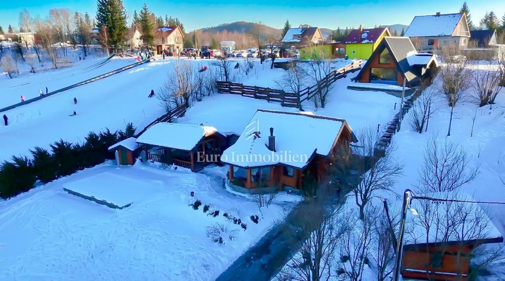 Kupjak - casa di legno con quattro edifici