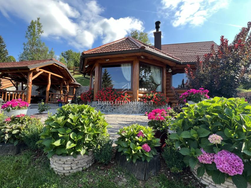 Kupjak - casa di legno con quattro edifici