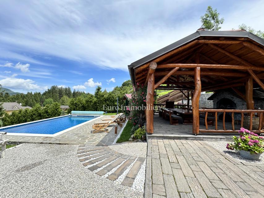 Kupjak - casa di legno con quattro edifici