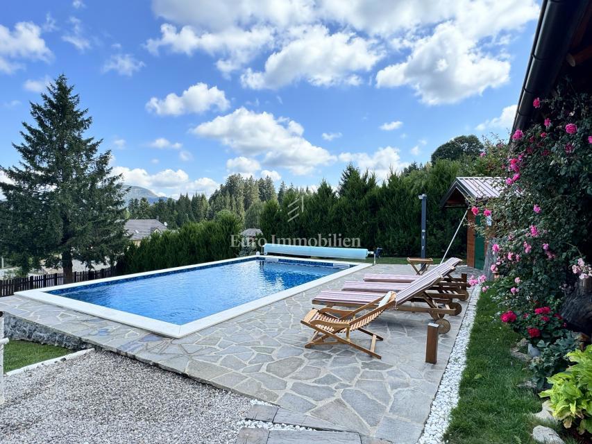 Kupjak - casa di legno con quattro edifici