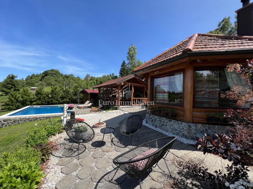 Kupjak - casa di legno con quattro edifici