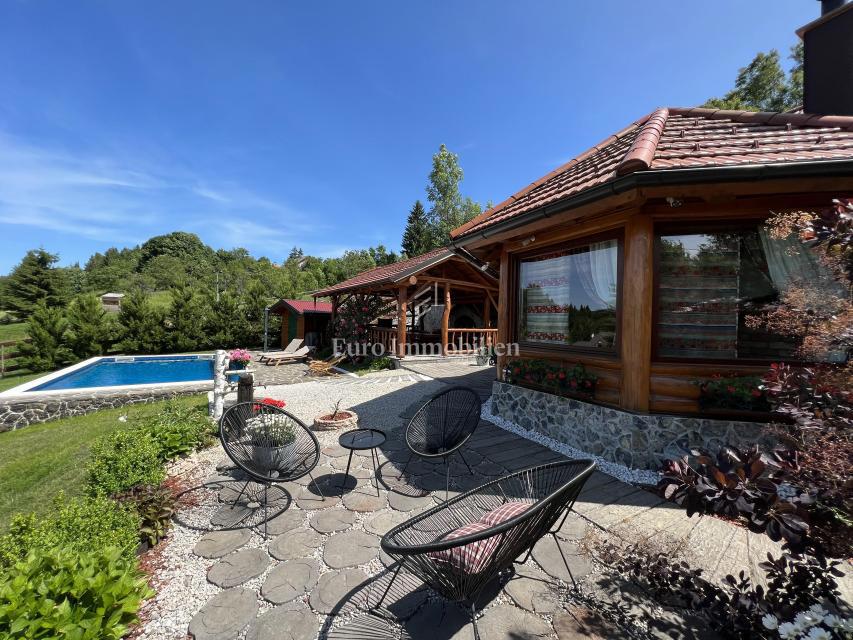 Kupjak - casa di legno con quattro edifici