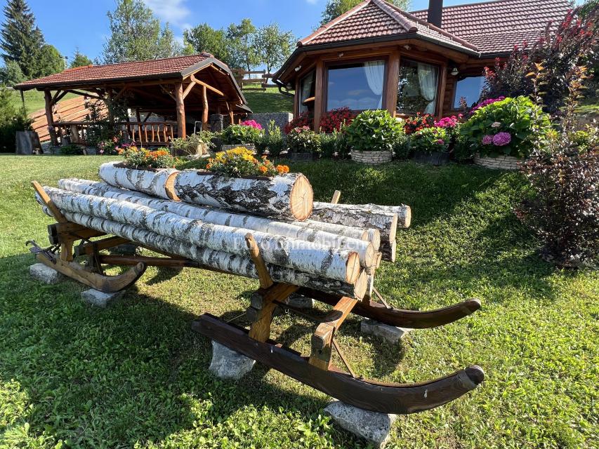 Kupjak - casa di legno con quattro edifici