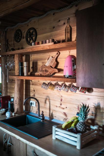 Kupjak - casa di legno con quattro edifici