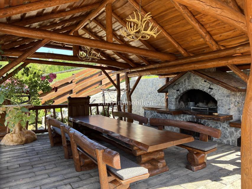 Kupjak - casa di legno con quattro edifici