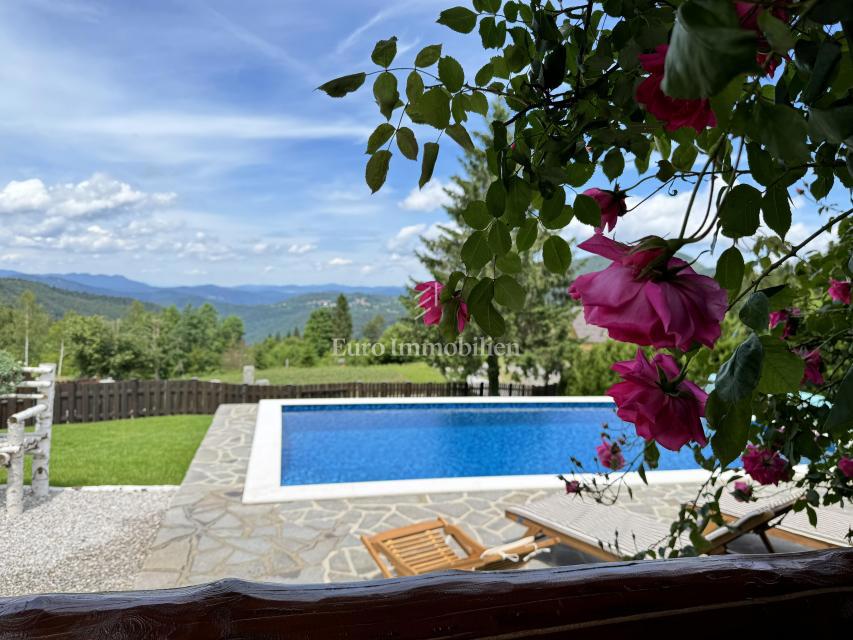 Kupjak - casa di legno con quattro edifici