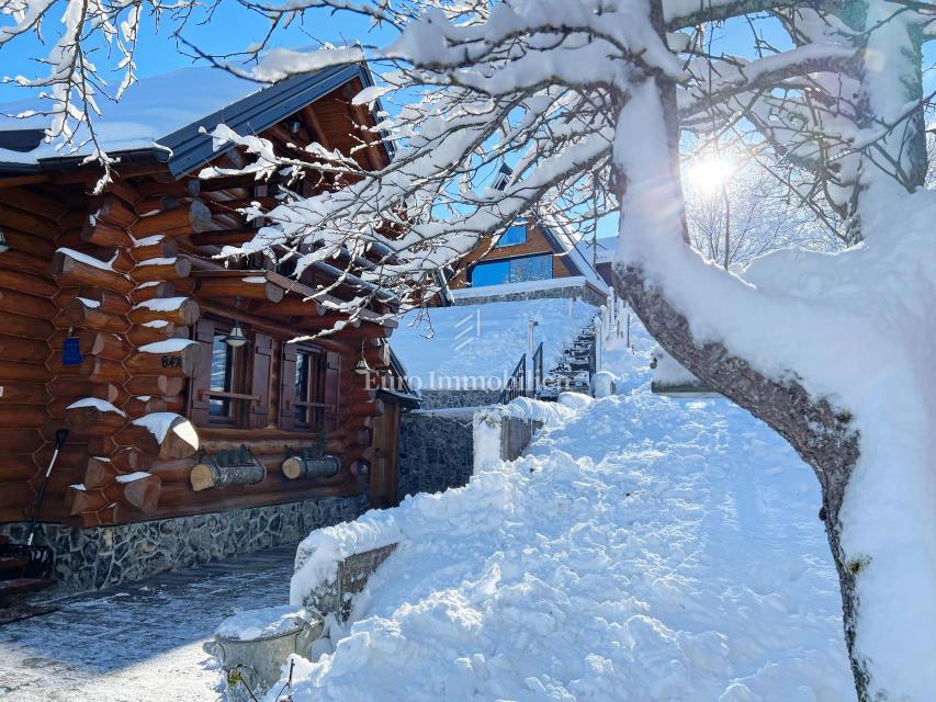 Kupjak - casa di legno con quattro edifici