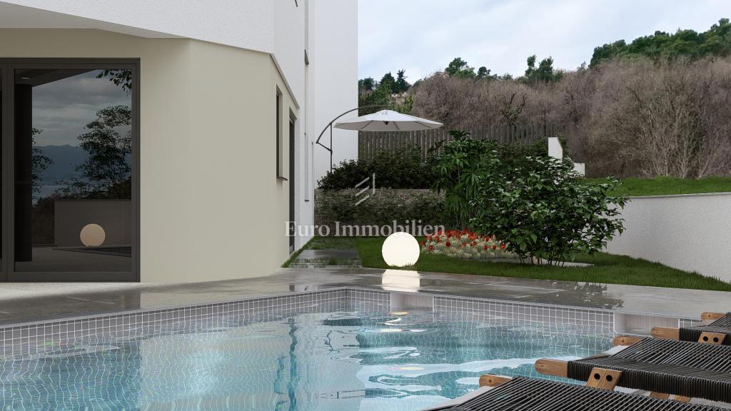 Piano terra con giardino e piscina privata