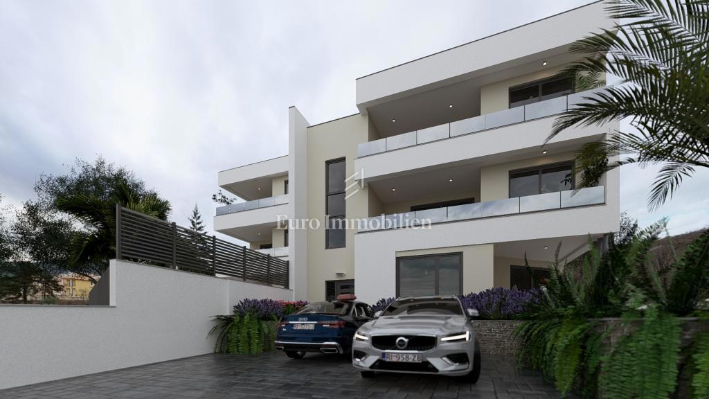 Piano terra con giardino e piscina privata