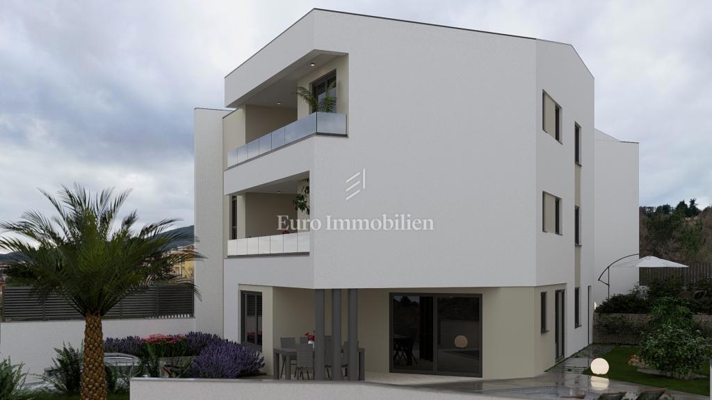 Piano terra con giardino e piscina privata