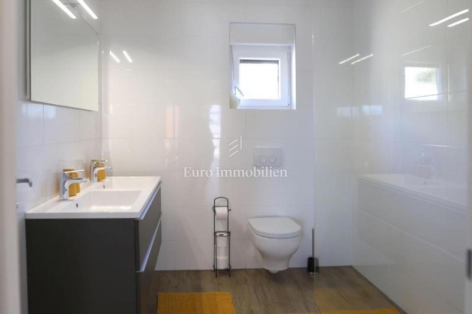 Casa con 4 appartamenti - isola di Krk, Malinska