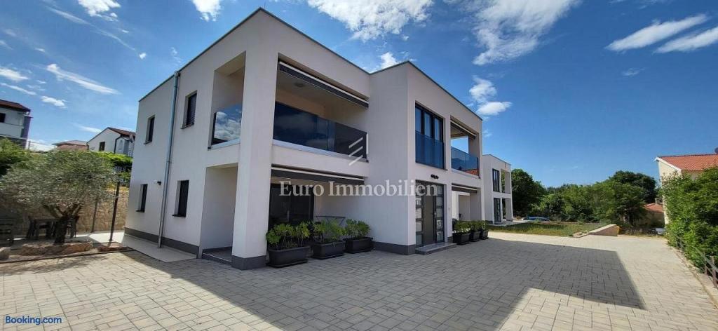 Casa con 4 appartamenti - isola di Krk, Malinska