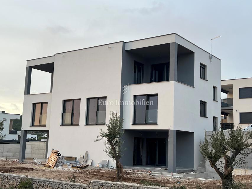 Vodice - nuovo edificio con piscina e giardino