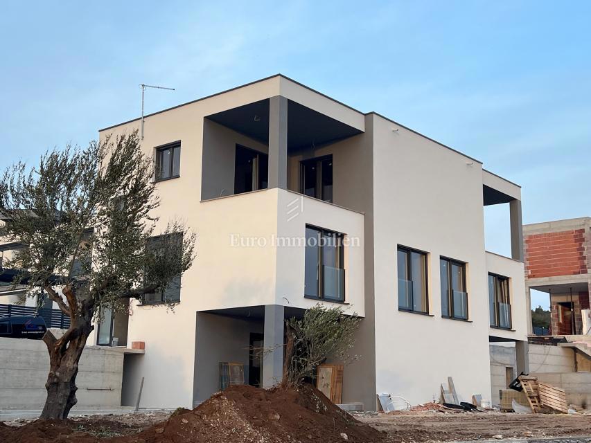 Vodice - nuovo edificio con piscina e giardino
