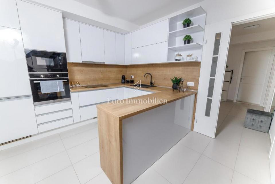 Makarska - appartamento con garage e vista mare