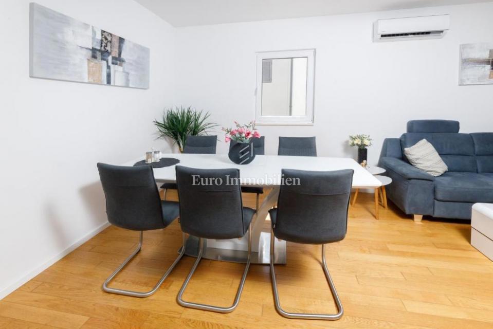 Makarska - appartamento con garage e vista mare