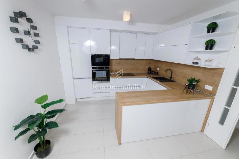 Makarska - appartamento con garage e vista mare