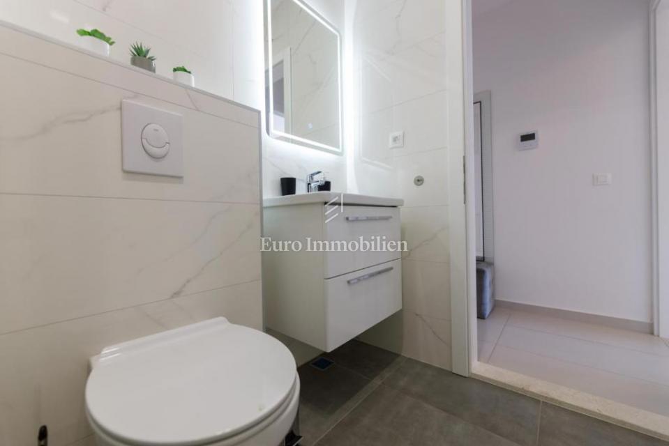 Makarska - appartamento con garage e vista mare