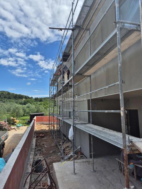 Tisno - appartamento a due piani in un ambiente tranquillo