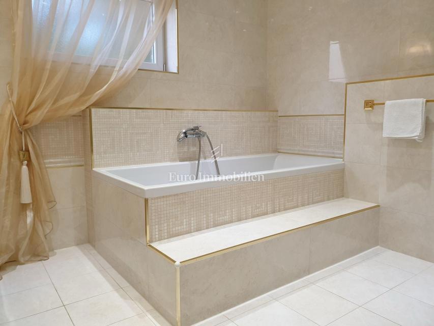 Dramalj,una casa con tre appartamenti in un'ottima posizione