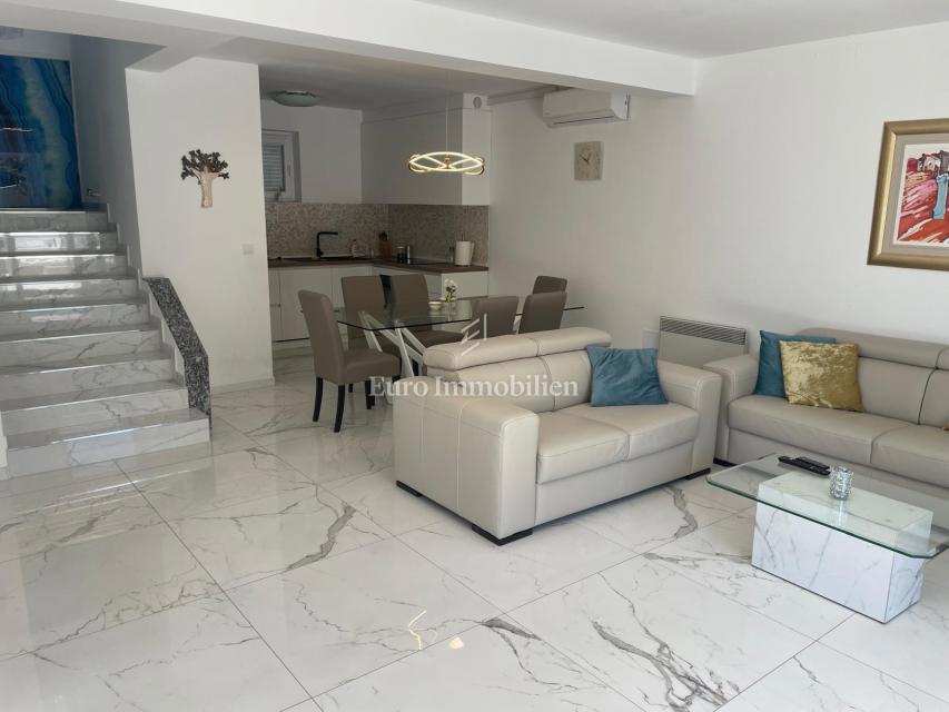 Dramalj,una casa con tre appartamenti in un'ottima posizione