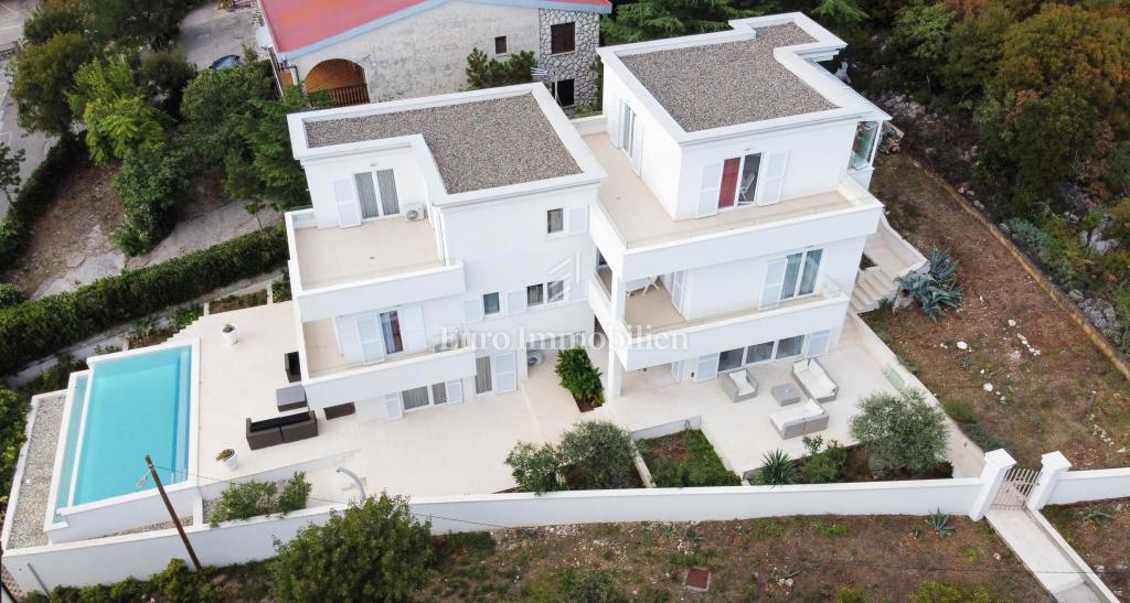 Dramalj,una casa con tre appartamenti in un'ottima posizione