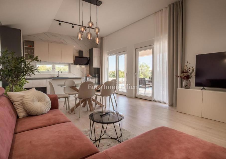 Vrsi - casa con piscina in un ambiente tranquillo