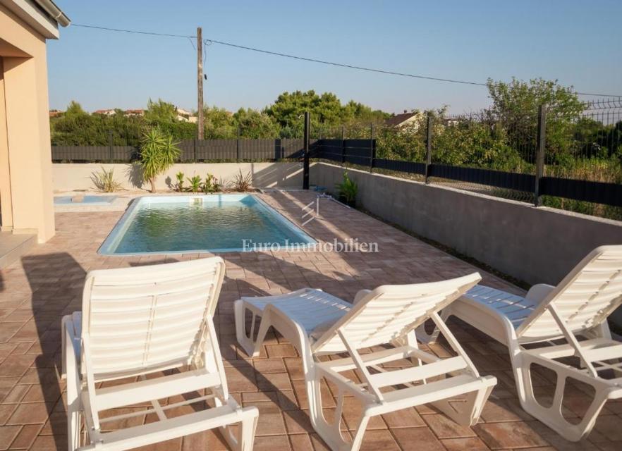 Vrsi - casa con piscina in un ambiente tranquillo
