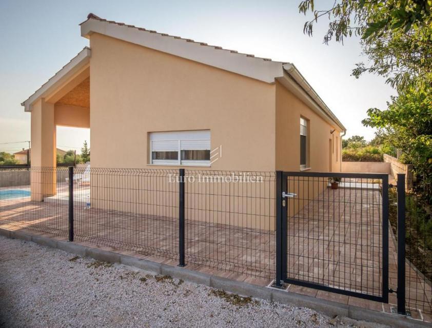 Vrsi - casa con piscina in un ambiente tranquillo