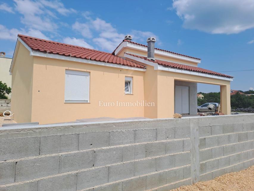 Vrsi - casa con piscina in un ambiente tranquillo