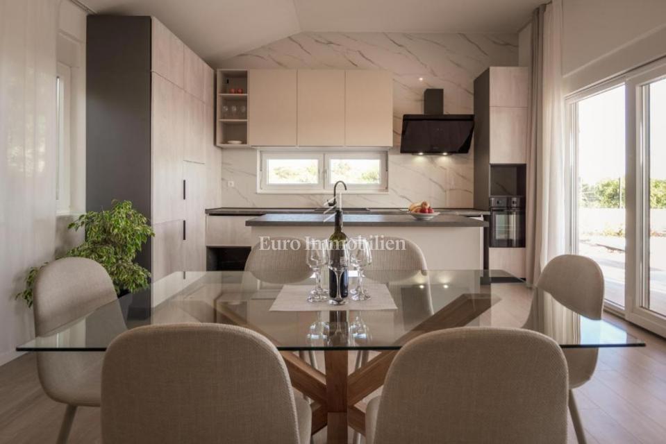 Vrsi - casa con piscina in un ambiente tranquillo