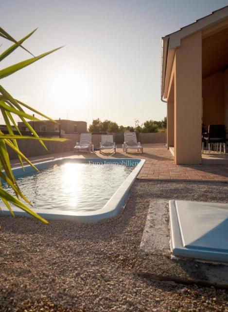 Vrsi - casa con piscina in un ambiente tranquillo