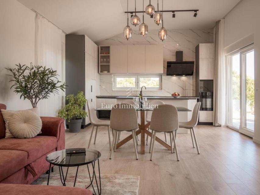 Vrsi - casa con piscina in un ambiente tranquillo