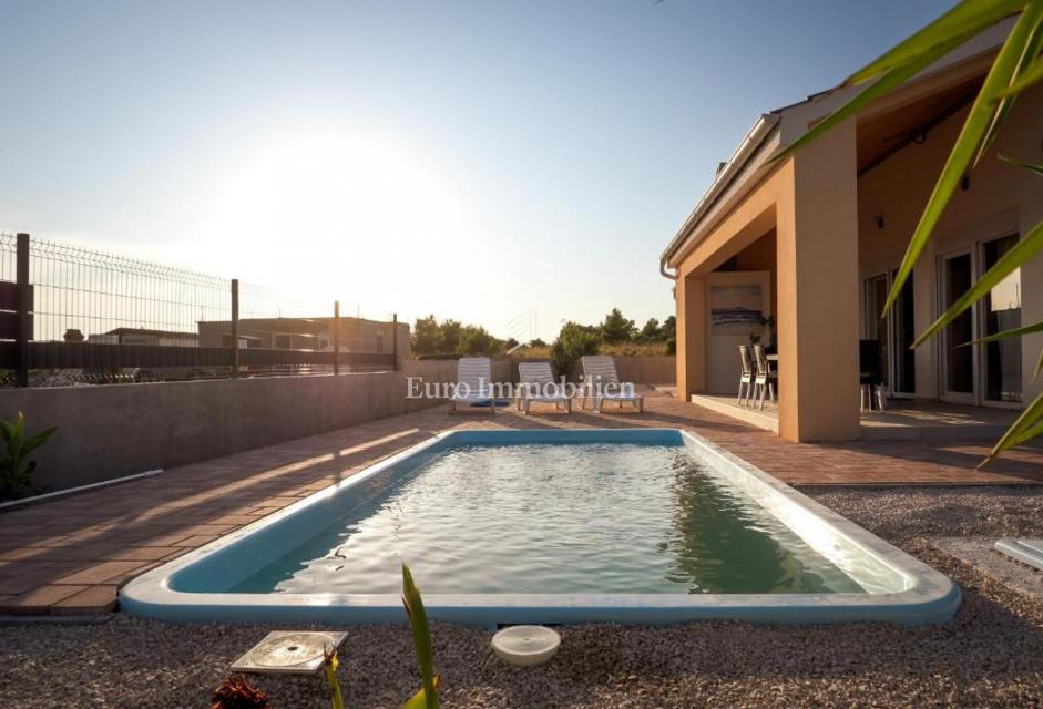 Vrsi - casa con piscina in un ambiente tranquillo