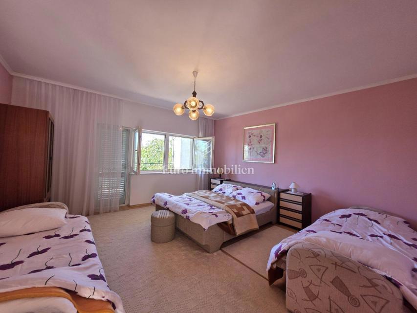 Novi Vinodolski, Smokvica Krmpotska, casa con due appartamenti