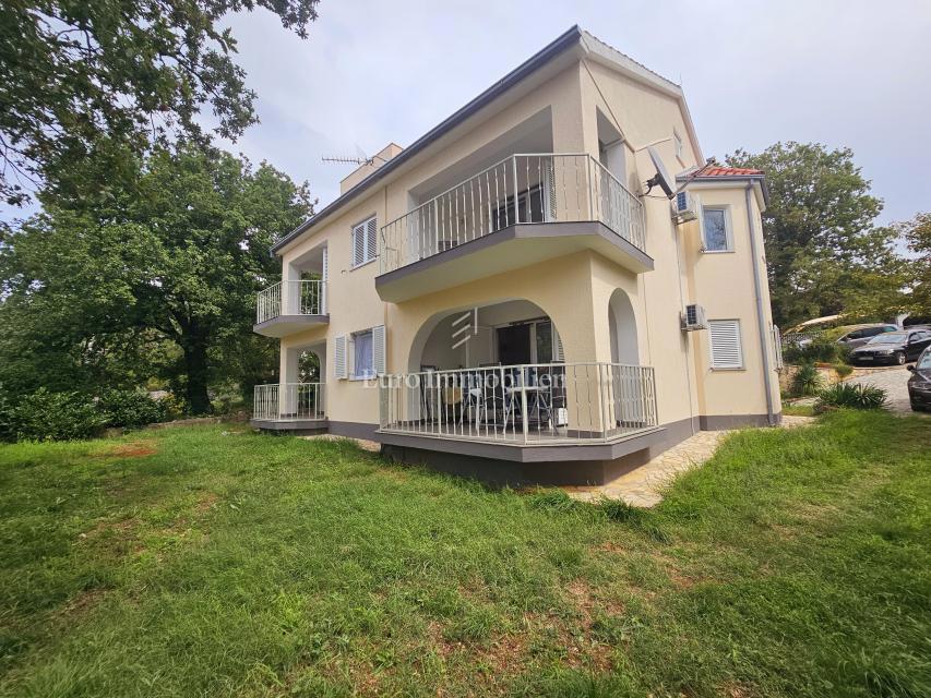 Casa con tre appartamenti, vista mare - Malinska