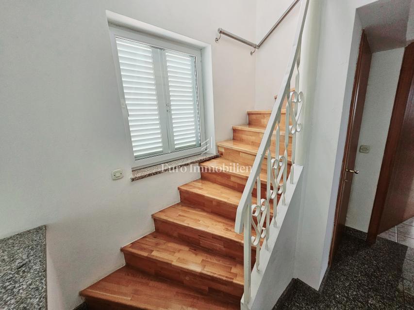 Casa con tre appartamenti, vista mare - Malinska