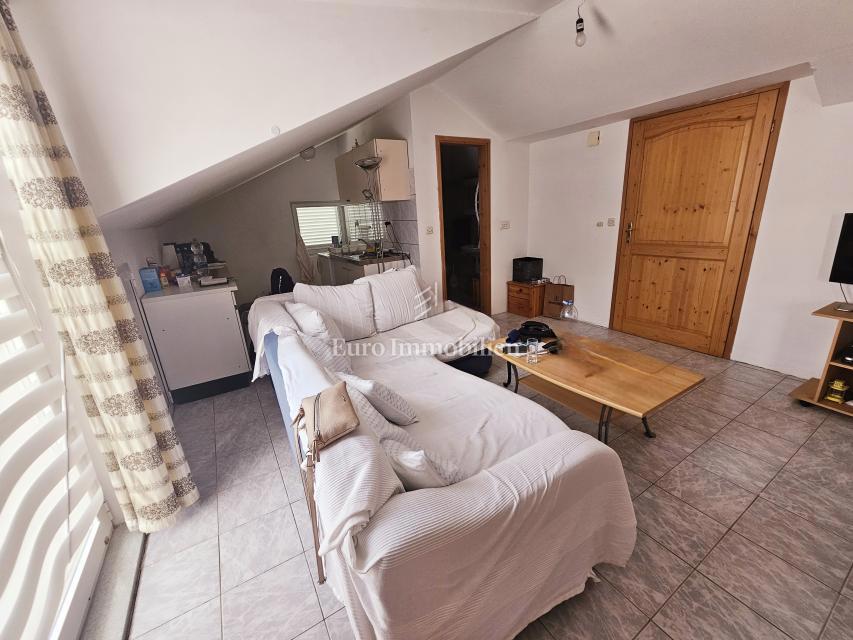 Casa con tre appartamenti, vista mare - Malinska