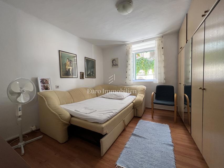 Makarska – Casa in pietra, seconda fila dal mare