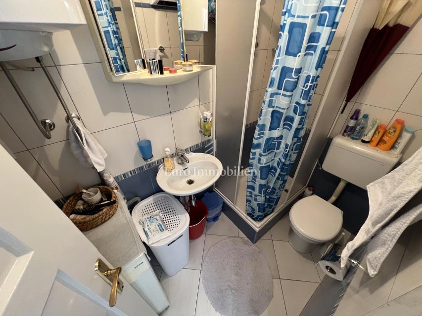 Makarska – Casa in pietra, seconda fila dal mare