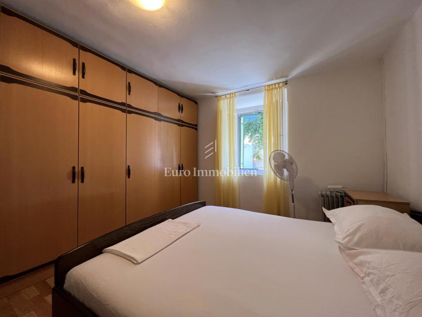 Makarska – Casa in pietra, seconda fila dal mare