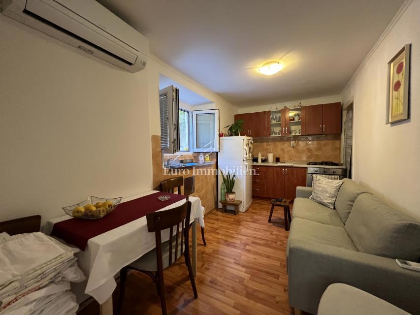 Makarska – Casa in pietra, seconda fila dal mare