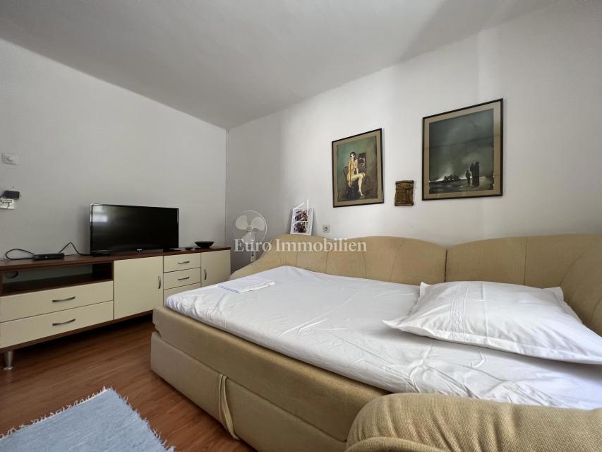 Makarska – Casa in pietra, seconda fila dal mare