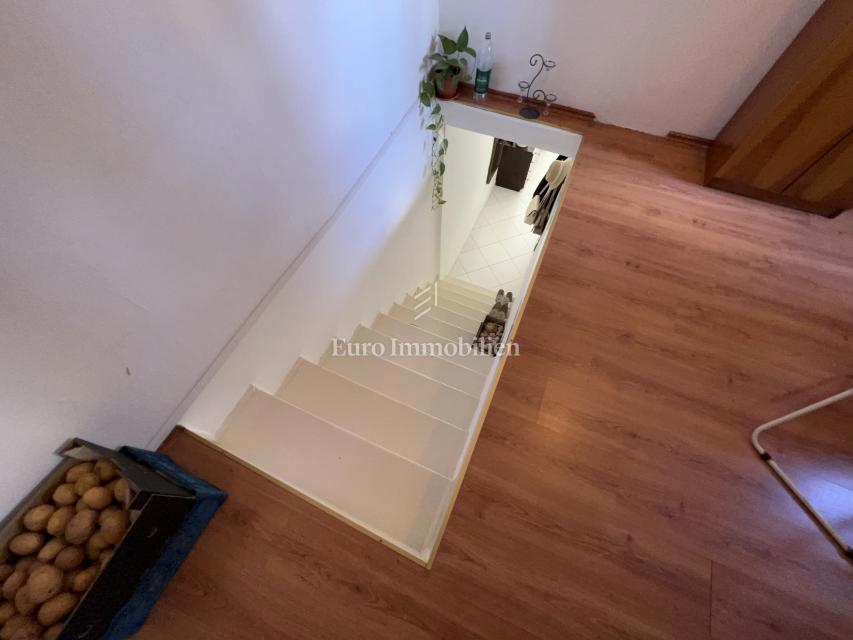 Makarska – Casa in pietra, seconda fila dal mare