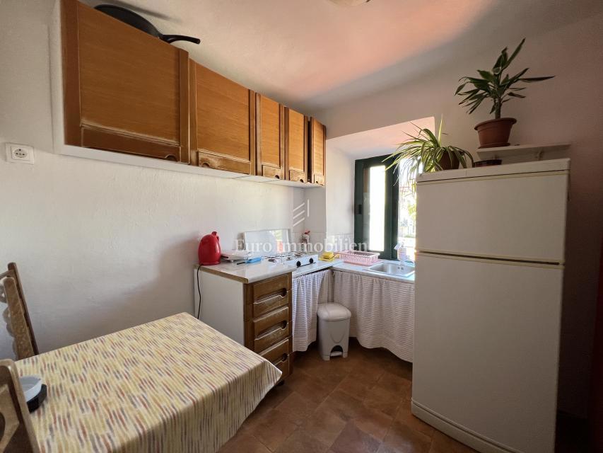 Makarska – Casa in pietra, seconda fila dal mare