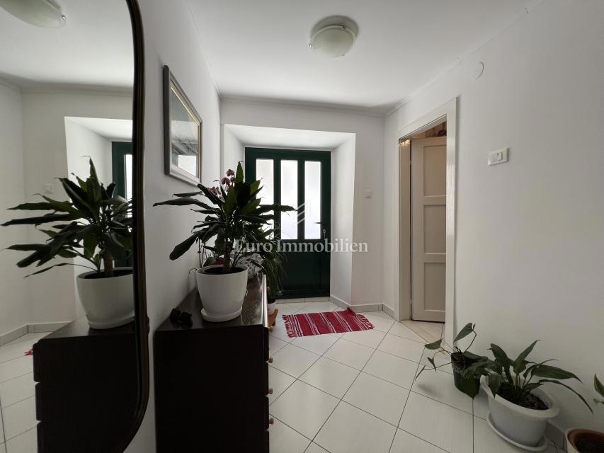 Makarska – Casa in pietra, seconda fila dal mare