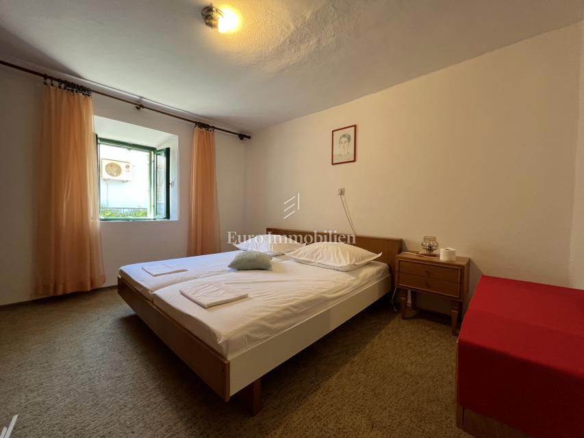 Makarska – Casa in pietra, seconda fila dal mare