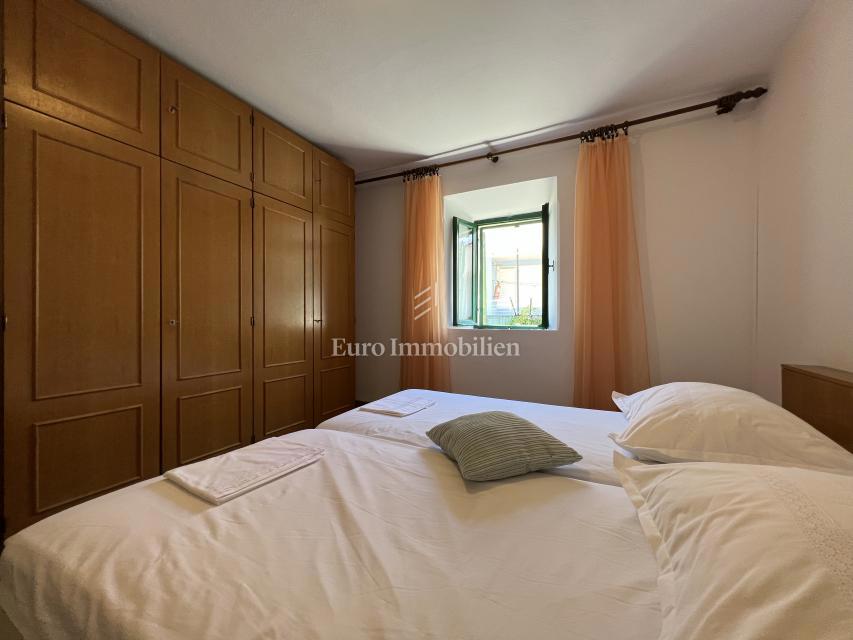 Makarska – Casa in pietra, seconda fila dal mare